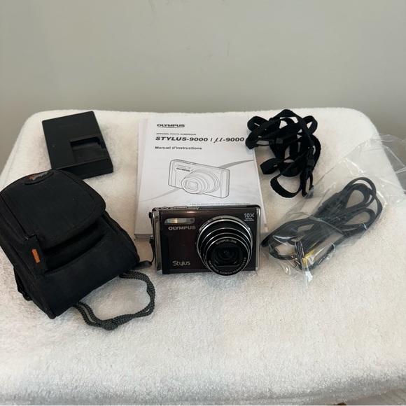 Olympus Other - Olympus Stylus-9000 12MP 10x optical zoom digital camera with/battery & charger